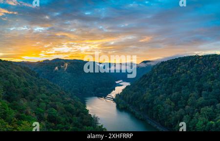 Der Sonnenaufgang von einem Aussichtspunkt im Hawks Nest State Park, West Virginia Stockfoto