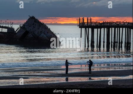 Silhoutte der SS Palo Alto, ein altes Schiffswrack aus dem Zweiten Weltkrieg, um den Sonnenuntergang vor der Küste von Aptos, Kalifornien, in der Nähe des seacliff Strandes. Stockfoto
