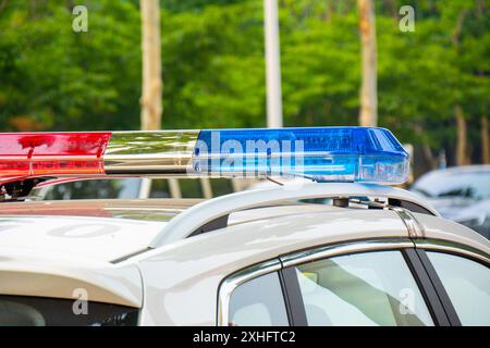 Die Polizei beleuchtet das Auto während der Verkehrsüberwachung auf der Stadtstraße. Blitzleuchte am Fahrzeug der Rettungsdienste. Stockfoto