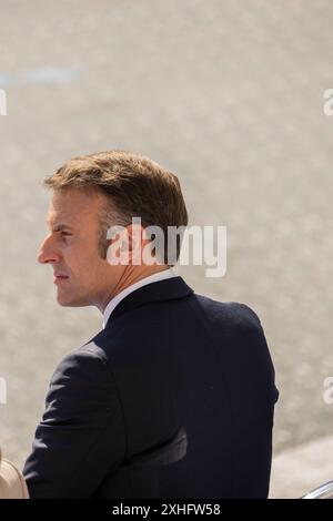 Der französische Präsident Emmanuel Macron sieht während der jährlichen Militärparade am Bastille-Tag auf der Avenue Foch, die in diesem Jahr die Olympischen Spiele und den 80. Jahrestag der Befreiung Frankreichs feiert, in Paris, Frankreich, am 14. Juli, in Frankreich. 2024.Foto: Eliot Blondet/ABACAPRESS. COM Credit: Abaca Press/Alamy Live News Stockfoto