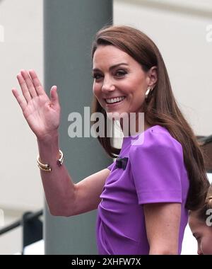 Die Prinzessin von Wales würdigt die Menge, als sie vor dem Gentlemen's Singles Final am 14. Tag der Wimbledon Championships 2024 im All England Lawn Tennis and Croquet Club in London zum Centre Court reist. Bilddatum: Sonntag, 14. Juli 2024. Stockfoto