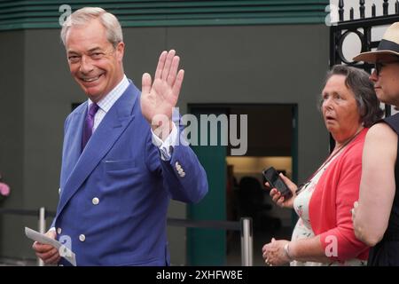 Wimbledon, London, Großbritannien. 14. Juli 2024 NIGEL FARAGE, Vorsitzender der Reformpartei und neu gewähltes Mitglied des Parlaments für Clacton-on-Sea, kommt am 14. Tag der Wimbledon Tennis Championship für das Herrenfinale im All England Lawn Tennis Club an. Quelle: Amer Ghazzal/Alamy Live News Stockfoto