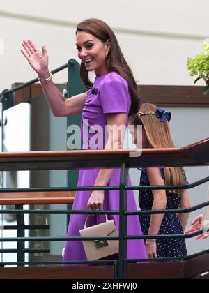 Die Prinzessin von Wales mit ihrer Tochter Prinzessin Charlotte, die vor dem Gentlemen's Singles Final am 14. Tag der Wimbledon Championships 2024 im All England Lawn Tennis and Croquet Club in London zum Centre Court aufbrechen. Bilddatum: Sonntag, 14. Juli 2024. Stockfoto