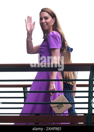 Die Prinzessin von Wales mit ihrer Tochter Prinzessin Charlotte, die vor dem Gentlemen's Singles Final am 14. Tag der Wimbledon Championships 2024 im All England Lawn Tennis and Croquet Club in London zum Centre Court aufbrechen. Bilddatum: Sonntag, 14. Juli 2024. Stockfoto