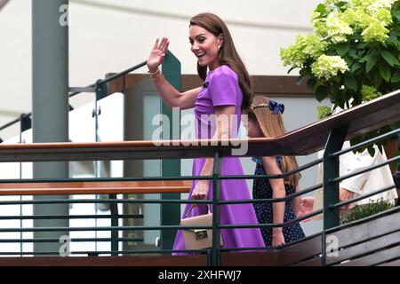 Die Prinzessin von Wales mit ihrer Tochter Prinzessin Charlotte, die vor dem Gentlemen's Singles Final am 14. Tag der Wimbledon Championships 2024 im All England Lawn Tennis and Croquet Club in London zum Centre Court aufbrechen. Bilddatum: Sonntag, 14. Juli 2024. Stockfoto