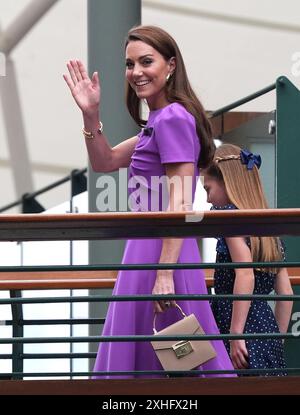 Die Prinzessin von Wales mit ihrer Tochter Prinzessin Charlotte, die vor dem Gentlemen's Singles Final am 14. Tag der Wimbledon Championships 2024 im All England Lawn Tennis and Croquet Club in London zum Centre Court aufbrechen. Bilddatum: Sonntag, 14. Juli 2024. Stockfoto