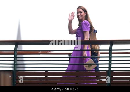 Die Prinzessin von Wales mit ihrer Tochter Prinzessin Charlotte, die vor dem Gentlemen's Singles Final am 14. Tag der Wimbledon Championships 2024 im All England Lawn Tennis and Croquet Club in London zum Centre Court aufbrechen. Bilddatum: Sonntag, 14. Juli 2024. Stockfoto