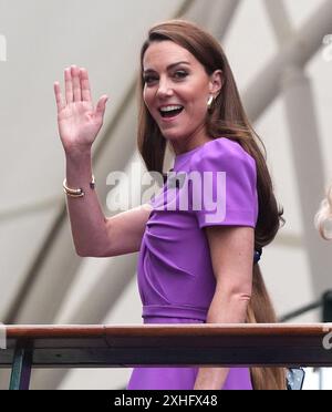 Die Prinzessin von Wales würdigt die Menge, als sie vor dem Gentlemen's Singles Final am 14. Tag der Wimbledon Championships 2024 im All England Lawn Tennis and Croquet Club in London zum Centre Court reist. Bilddatum: Sonntag, 14. Juli 2024. Stockfoto