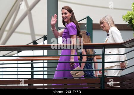 Die Prinzessin von Wales mit Tochter Prinzessin Charlotte, die von AELTC-Vorsitzende Debbie Jevans begleitet wird, um das Gentlemen's Singles Final am 14. Tag der Wimbledon Championships 2024 im All England Lawn Tennis and Croquet Club in London zu erreichen. Bilddatum: Sonntag, 14. Juli 2024. Stockfoto