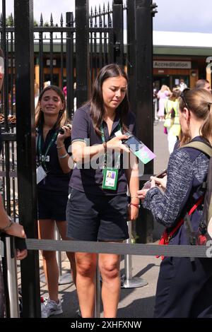 14. Juli 2024, London, UK Massen strömen zum Final Day of Wimbledon das Wimbledon Mens' Singles Final kaufte die üblichen Zuschauermengen, darunter viele große und Prominente. Der grüne Londoner Stadtteil erlebte seinen geschäftigsten Tag des Jahres. Foto: Roland Ravenhill/Alamy Stockfoto