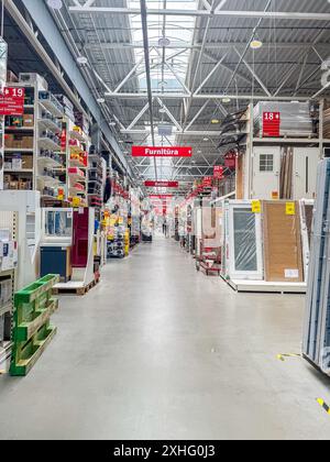 Das Home Depot Store Inneneinkaufsgänge mit Waschbecken und Schränken. Hochwertige Fotos Stockfoto