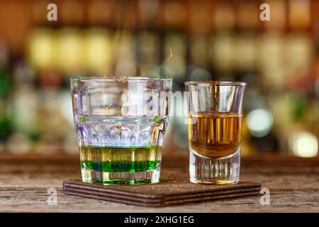 Set für Cocktailzubereitung - Whiskey in einem Glas alter Mode und Likör in einem Glas Shot, Platz für Textgestaltung Stockfoto