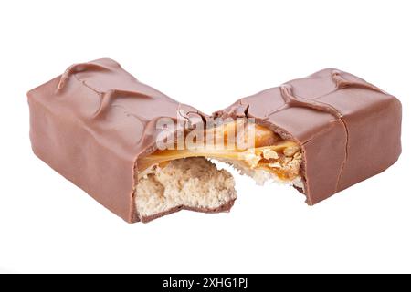 Сhocolate bar. Zwei Hälften einer Schokoladentafel, isoliert auf weißem Hintergrund. In Scheiben geschnittene, knusprige Schokoladenriegel. Datei enthält Beschneidungspfad. Stockfoto