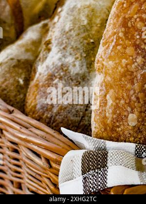 Knuspriges Brot im Korb Nahaufnahme, Makrobrot Stockfoto