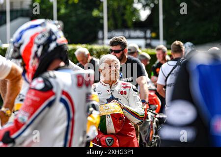 Goodwood House, Chichester, Großbritannien. Juli 2024. Goodwood Festival of Speed Day 4; 15-mal Motorradweltmeister Giacomo Agostini wartet auf sein Motorrad, um seinen Lauf zu starten Credit: Action Plus Sports/Alamy Live News Stockfoto