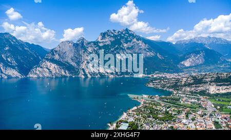 Nago-Torbole, Gardasee, Italien - 14. Juli 2024: Luftaufnahme mit Blick auf den Gardasee in Italien und den Ort Torbole in Norditalien Stockfoto