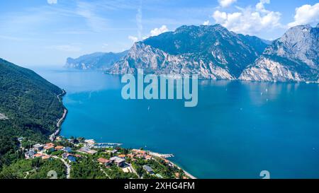 Nago-Torbole, Gardasee, Italien - 14. Juli 2024: Luftaufnahme mit Blick auf den Gardasee in Italien und den Ort Torbole in Norditalien Stockfoto