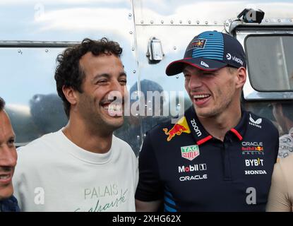 Goodwood, West Sussex, Großbritannien, 14. Juli 2024. Daniel Ricciado und Max Verstappen, Formel-1-Red-Bull-Fahrer lachen beim Goodwood Festival of Speed – „Horseless to Hybrid – Revolutions in Power“ in Goodwood, West Sussex, Großbritannien. © Malcolm Greig/Alamy Live News Stockfoto