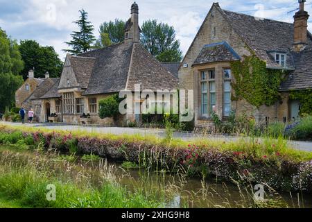 Lower Slaughter, eine Siedlung, die über tausend Jahre alt ist und vielleicht das schönste Dorf in ganz Gloucestershire ist Stockfoto