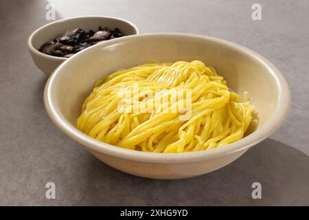 Jjajang mit gerösteter schwarzer Bohnenpaste, ohne Wasser hinzuzufügen Stockfoto