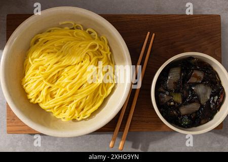 Jjajang mit gerösteter schwarzer Bohnenpaste, ohne Wasser hinzuzufügen Stockfoto