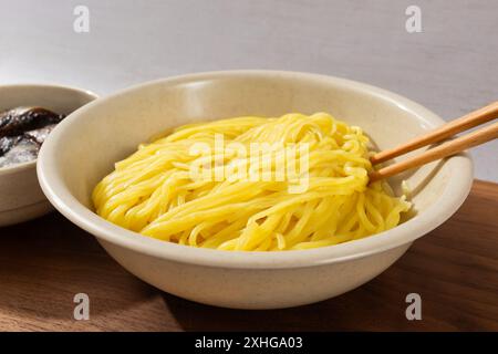 Jjajang mit gerösteter schwarzer Bohnenpaste, ohne Wasser hinzuzufügen Stockfoto