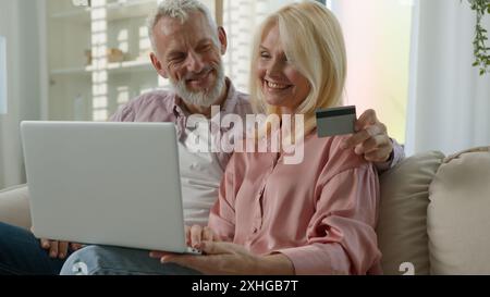 Glückliche Familie Senior 50er Jahre Kaukasisches Paar ältere Frau männlicher Mann spricht online Videoanruf Laptop Computer. Die pensionierte Ehefrau, der Mann lächelt Stockfoto