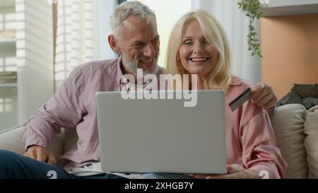 Glückliche Familie Senior 50er Jahre Kaukasisches Paar ältere Frau männlicher Mann spricht online Videoanruf Laptop Computer. Die pensionierte Ehefrau, der Mann lächelt Stockfoto