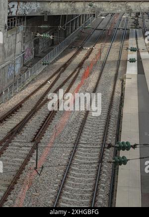 Frankreich, Paris - 05. Januar 2024 - das Eisenbahnsystem mit Metallrahmen von gare de l'Est, Pont de Lafayette, Eisenbahnen, Eisenbahnschienen. Spa Stockfoto