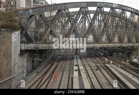 Frankreich, Paris - 05. Januar 2024 - Brücke der Rue de l'Aqueduc (Viaduc de la rue de l'Aqueduc), erbaut über den Bahnstrecken des gare de l'Est, Pont de Lafayette, S. Stockfoto