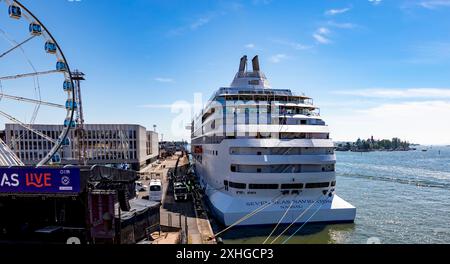 Seven Seas Navigator, ein von Regent Seven Seas Cruises betriebenes Kreuzfahrtschiff, am Kreuzfahrtanleger Katajanokka in Helsinki. Stockfoto