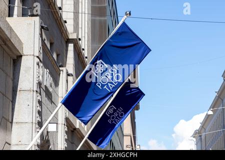 „Pörssitalo“-Flaggen an den Pfählen am Börsenhaus, das Nasdaq Helsinki in Fabianinkatu, Helsinki beherbergt. Stockfoto