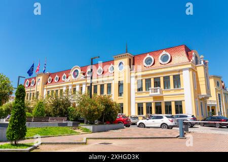 Batumi, Georgia - 13. JUNI 2024: Außenfassade des Rathauses Batumi an der lermontov Street, Batumi, Georgia. Stockfoto