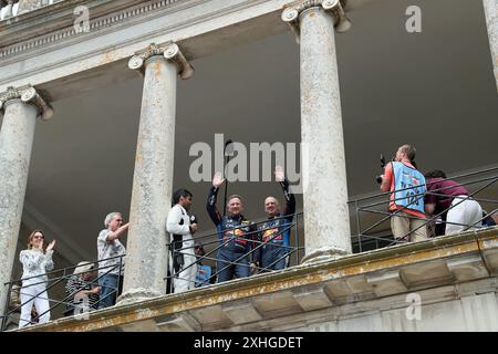 Goodwood, West Sussex, Großbritannien, 14. Juli 2024. Geri Halliwell-Horner applaudiert ihrem Ehemann Christian Horner und dem Designer Adrian Newey beim Goodwood Festival of Speed – „Horseless to Hybrid – Revolutions in Power“ in Goodwood, West Sussex, Großbritannien. © Malcolm Greig/Alamy Live News Stockfoto