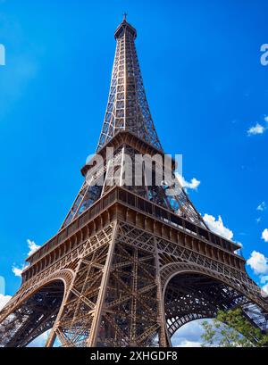 Paris, Frankreich - 13. Juli 2024: der majestätische Eiffelturm erhebt sich gegen den blauen Himmel in Paris, ein zeitloses Symbol französischer Ingenieurskunst und eine der meistbesuchten Sehenswürdigkeiten der Welt *** der majestätische Eiffelturm erhebt sich gegen den blauen Himmel in Paris, ein zeitloses Symbol französischer Ingenieurskunst und eine der meistbesuchten Sehenswürdigkeiten weltweit Stockfoto