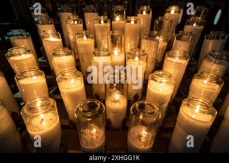 Reihen weiß beleuchteter Votivkerzen oder Gebetskerzen in der Kirche. Basilika Notre-Dame. Montreal, Quebec, Kanada. Stockfoto