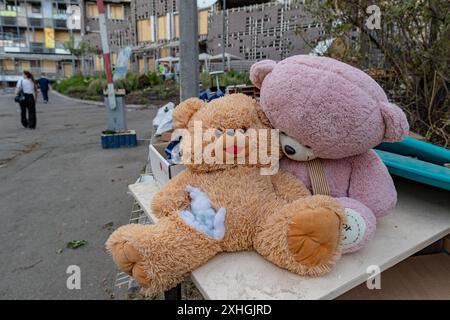 Ein detailliertes Foto zeigt ein Kinderspielzeug, das fünf Tage nach dem Angriff (8. Juli 2024) auf dem Gelände des Okhmatdyt Kinderkrankenhauses, das am Montag von russischen Raketen getroffen wurde, verlassen wurde. Das Bild, aufgenommen am Samstag, den 13. Juli 2024, zeigt die Anlagen und Schutt in Kiew, Ukraine. (VX Photo/Vudi Xhymshiti) Stockfoto