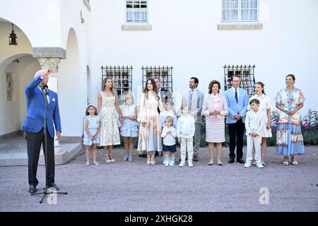 Borgholm, Schweden. Juli 2024. Schwedens König Carl Gustaf führt die Menge an und singt Happy Birthday während der Feierlichkeiten zum 47. Geburtstag von Kronprinzessin Victoria im Solliden Palace, Borgholm, Schweden, 14. Juli 2024. Von links: König Carl XVI Gustaf, Prinzessin Adrienne, Prinzessin Madeleine, Prinzessin Leonore, Prinzessin Sofia, Herr Chris O'Neill (hinter Sofia), Prinz Alexander, Prinz Gabriel, Prinz Julian, Prinz Carl Philip, Königin Silvia, Prinz Daniel, Prinzessin Estelle, Prinz Oscar und Kronprinzessin Victoria. Foto: Mikael Fritzon/TT/Code 62360 Credit: TT News Agency/Alamy Live News Stockfoto