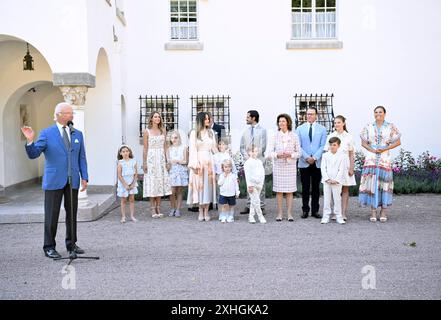 Borgholm, Schweden. Juli 2024. Schwedens König Carl Gustaf führt die Menge an und singt Happy Birthday während der Feierlichkeiten zum 47. Geburtstag von Kronprinzessin Victoria im Solliden Palace, Borgholm, Schweden, 14. Juli 2024. Von links: König Carl XVI Gustaf, Prinzessin Adrienne, Prinzessin Madeleine, Prinzessin Leonore, Prinzessin Sofia, Herr Chris O'Neill (hinter Sofia), Prinz Alexander, Prinz Gabriel, Prinz Julian, Prinz Carl Philip, Königin Silvia, Prinz Daniel, Prinzessin Estelle, Prinz Oscar und Kronprinzessin Victoria. Foto: Mikael Fritzon/TT/Code 62360 Credit: TT News Agency/Alamy Live News Stockfoto