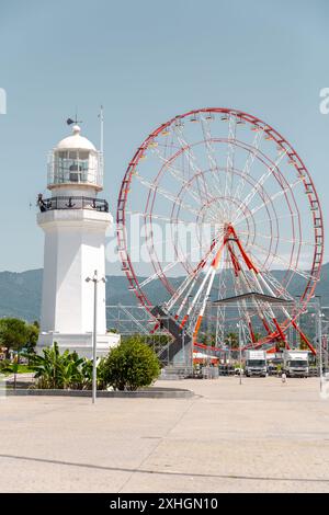 Batumi, Georgia - 13. JUNI 2024: Der Leuchtturm befindet sich im Miracle Park an der Küste von Batumi, Georgia. Stockfoto