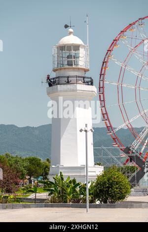 Batumi, Georgia - 13. JUNI 2024: Der Leuchtturm befindet sich im Miracle Park an der Küste von Batumi, Georgia. Stockfoto