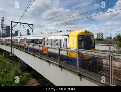 Die Klasse 378 209 überquert die West Coast Mainline, nachdem sie um 11:27 Uhr Willesden Junction verlassen hat, mit der 10:43 Uhr Ex-Stratford-Verbindung nach Richmond. Stockfoto