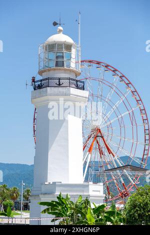 Batumi, Georgia - 13. JUNI 2024: Der Leuchtturm befindet sich im Miracle Park an der Küste von Batumi, Georgia. Stockfoto