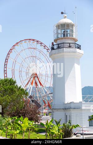 Batumi, Georgia - 13. JUNI 2024: Der Leuchtturm befindet sich im Miracle Park an der Küste von Batumi, Georgia. Stockfoto