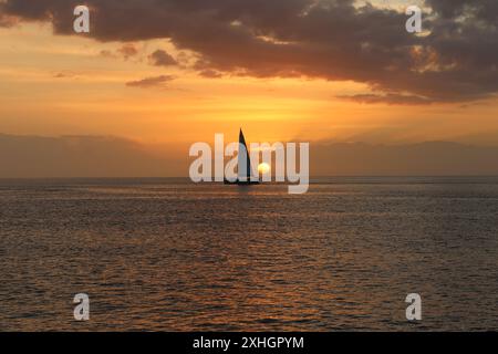 Segelboot im Sonnenuntergang in Neuseeland Stockfoto