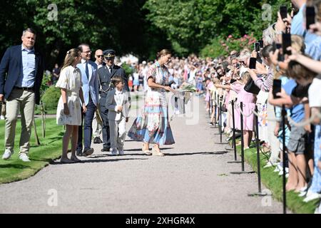 Borgholm, Schweden. Juli 2024. Kronprinzessin Victoria mit Prinz Daniel, Prinzessin Estelle und Prinz Oscar während der Feierlichkeiten zum 47. Geburtstag von Kronprinzessin Victoria im Solliden Palace, Borgholm, Schweden, 14. Juli 2024. Foto: Mikael Fritzon/TT/Code 62360 Credit: TT News Agency/Alamy Live News Stockfoto