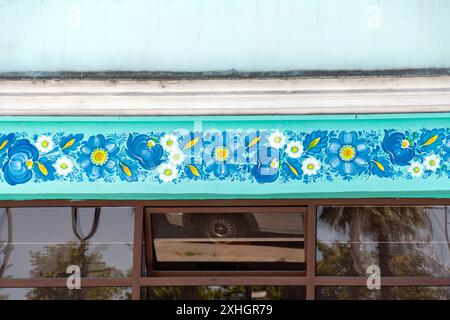 Batumi, Georgia - 13. JUNI 2024: Traditionelle Blumenzeichnungen an der Außenfassade eines Gebäudes in Batumi, Georgia. Stockfoto