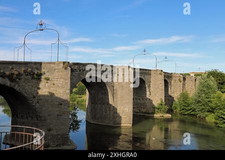 Berühmte mittelalterliche Brücke über den Fluss Aude in Carcassonne Stockfoto