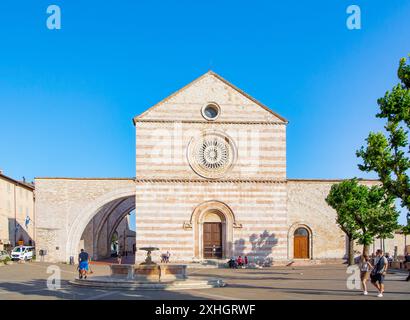 Assisi, Provinz Perugia, Italien, italienische gotische Architektur der Basilica di Santa Chiara in Assisi, nur Editorial. Stockfoto