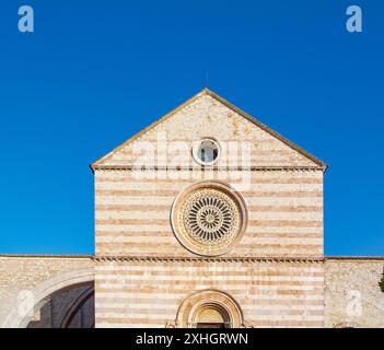 Assisi, Provinz Perugia, Italien, italienische gotische Architektur der Basilica di Santa Chiara in Assisi, nur Editorial. Stockfoto